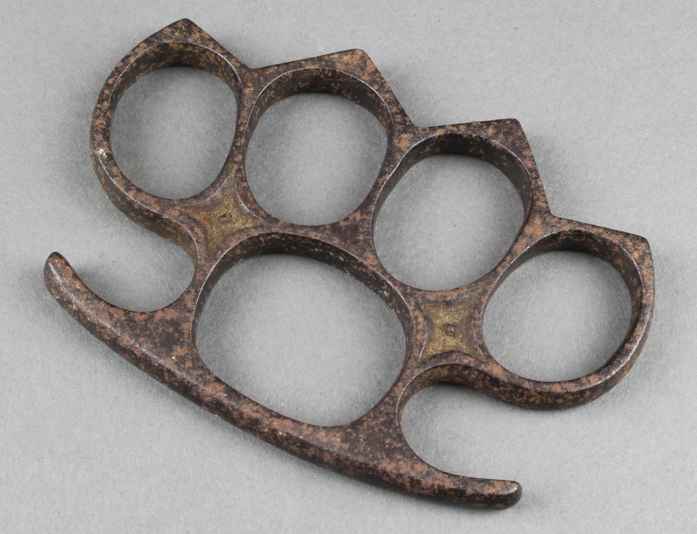 A Victorian iron knuckle duster 4" 23rd September 2015 Denhams