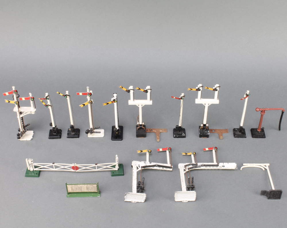 Three Crescent metal railway signals (1f), 4 Hornby 6th September