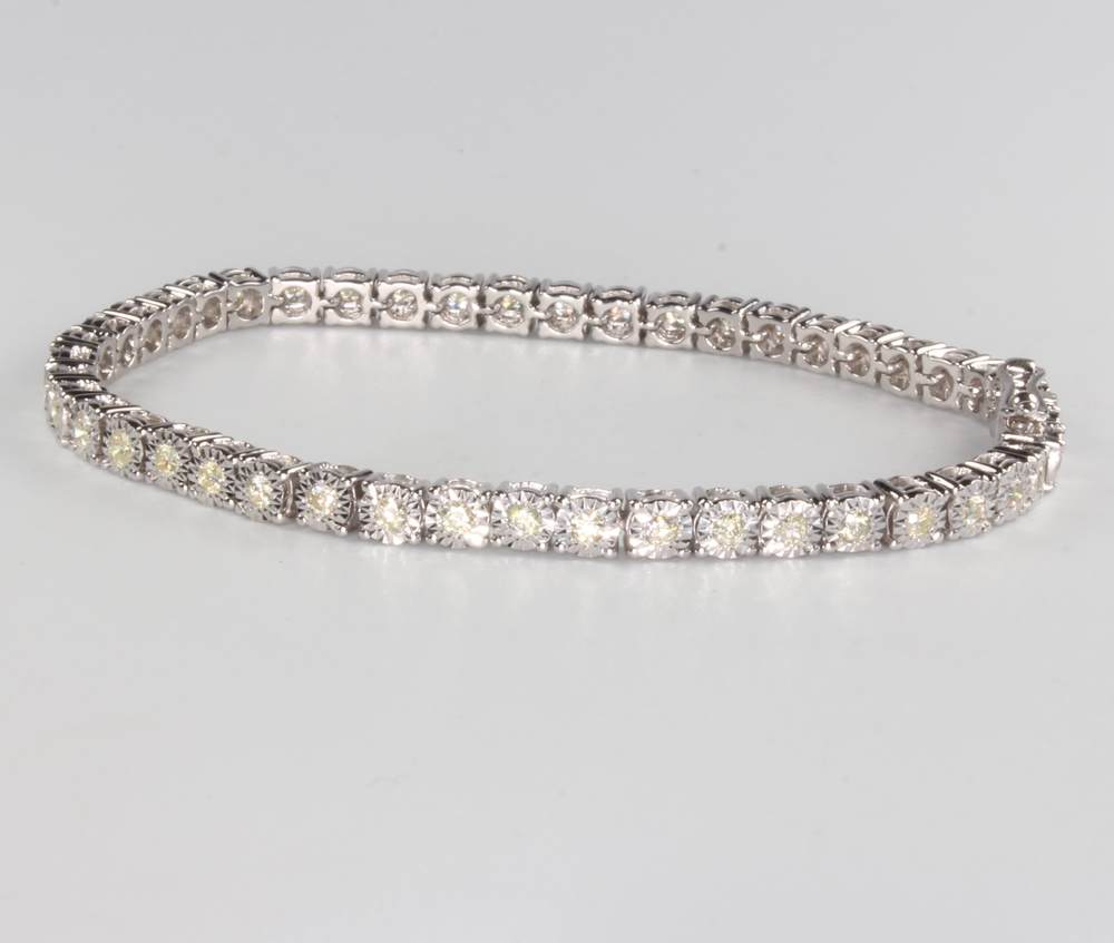 An 18ct white gold diamond tennis bracelet, 2ct, 19cm 15th August