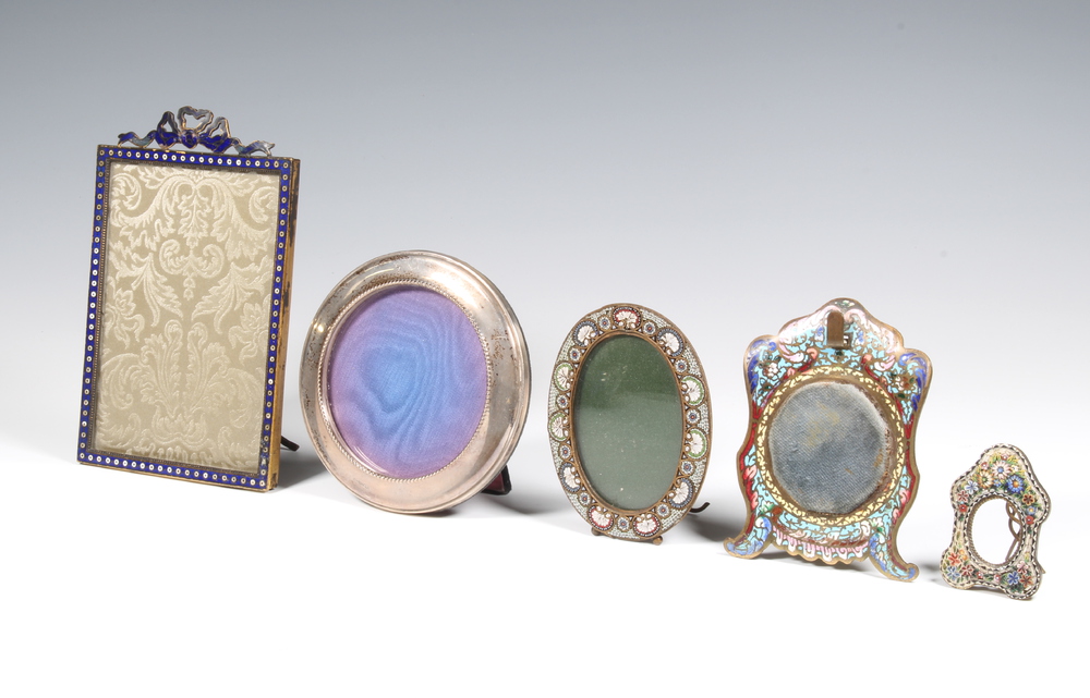 A circular silver photograph frame Birmingham 1990, 2 22nd April 2021