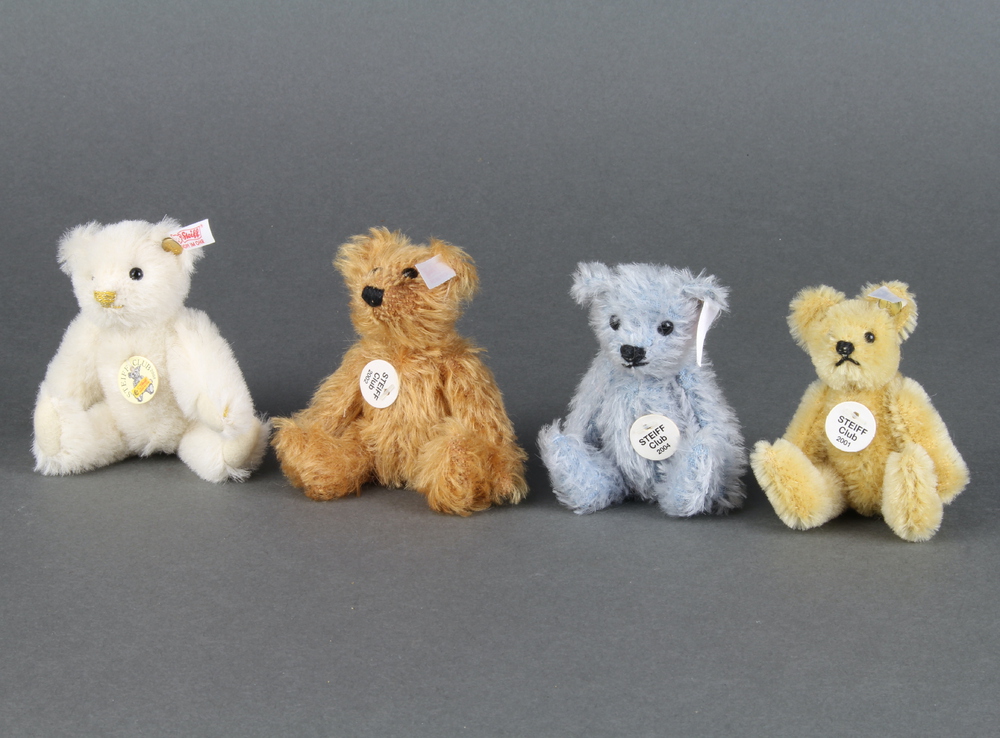 Four Steiff teddy bears 2001 Steiff Collectors bear 10th March 2022
