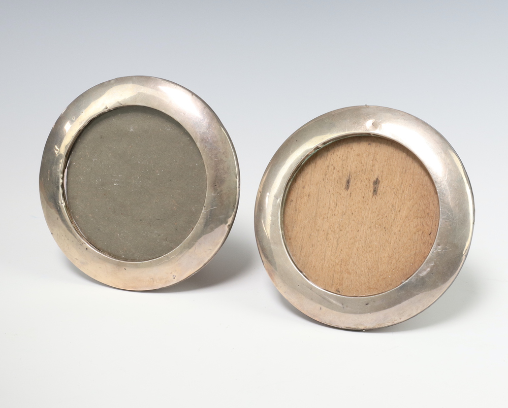 A pair of circular silver photograph frames birmingham 17th may 2023